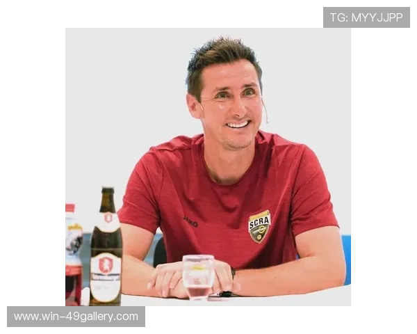 足球界球星与教练角色差异分析：职责定位与贡献比较